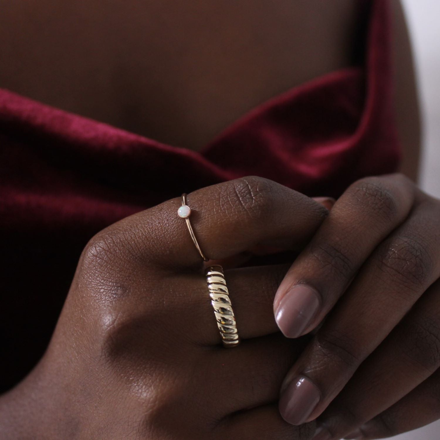 Stylish unisex twisted rope ring for everyday wear and special occasions.