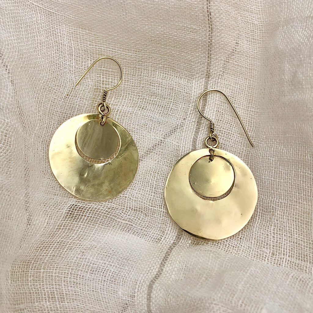 Hammered Circle Bombshell Earrings - RoshelLuxe.com