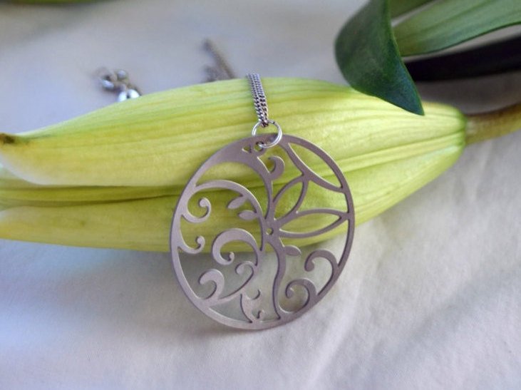 Floral circle pendant necklace in stainless steel for women- RoshelLuxe.com