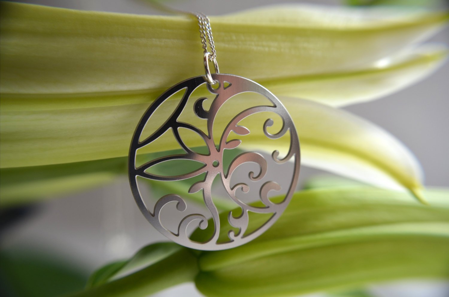 Floral circle pendant necklace in stainless steel for women- RoshelLuxe.com