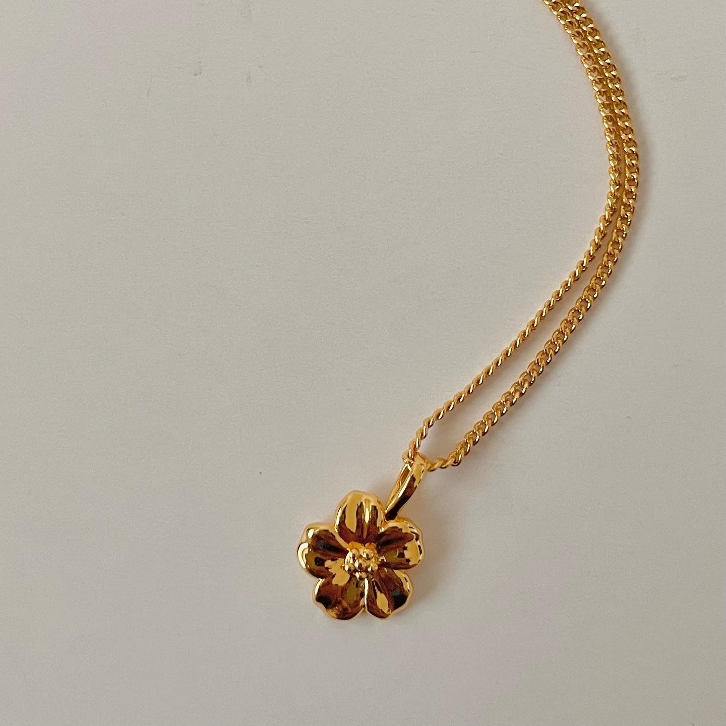 Hibiscus Pendant Necklace with tropical floral design for elegant women’s fashion jewelry. - RoshelLuxe.com