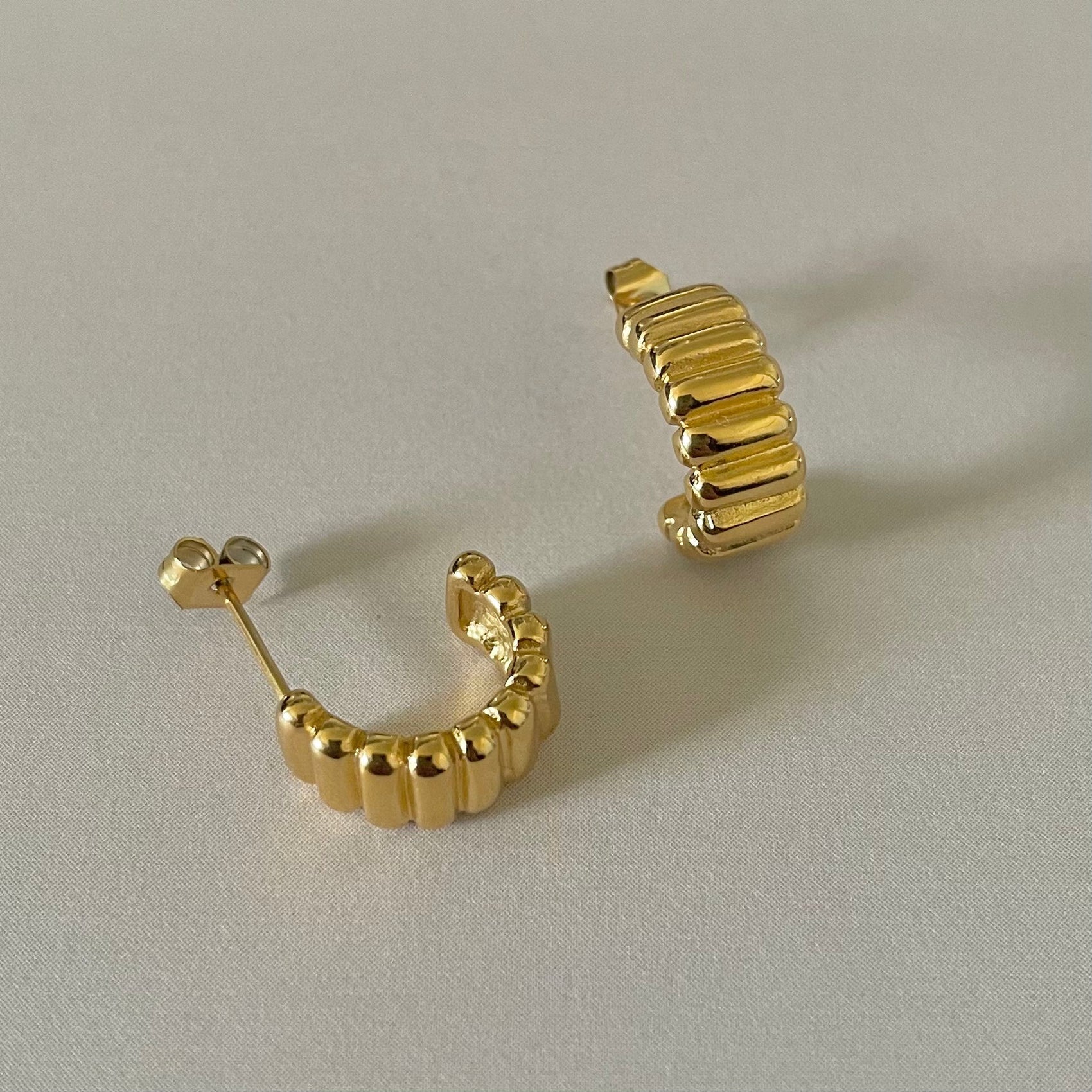 Mini Emma Ribbed Earrings- Gold - RoshelLuxe.com