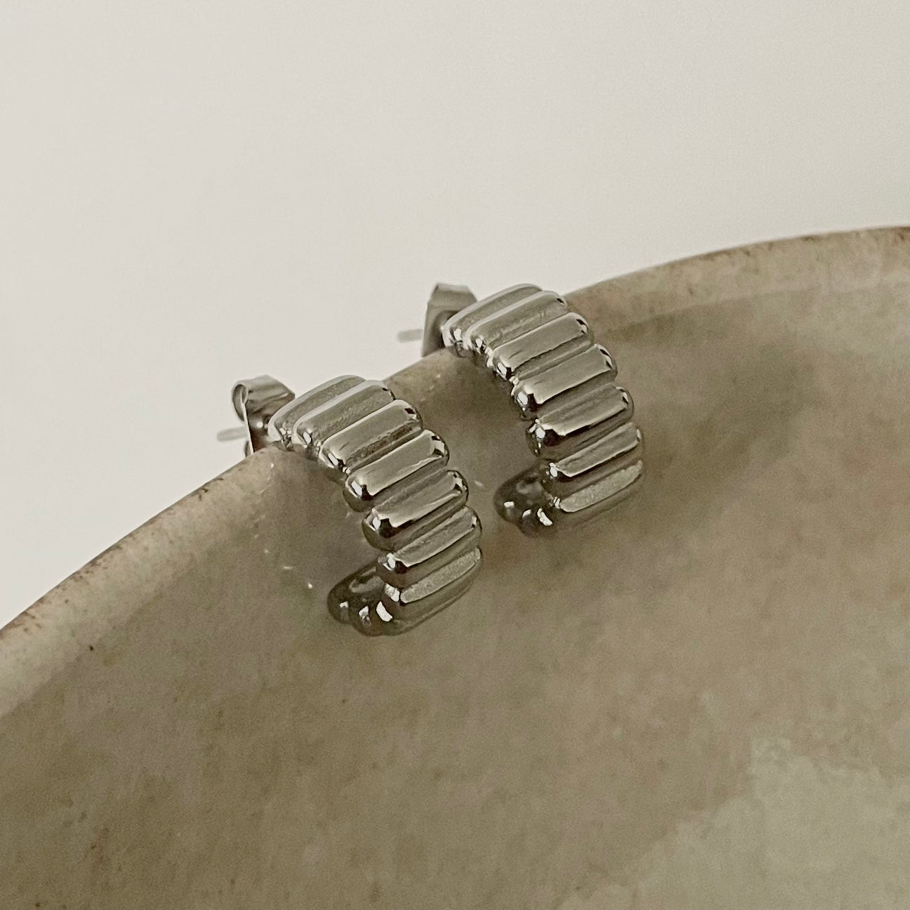 Mini Emma Ribbed Earrings- Silver