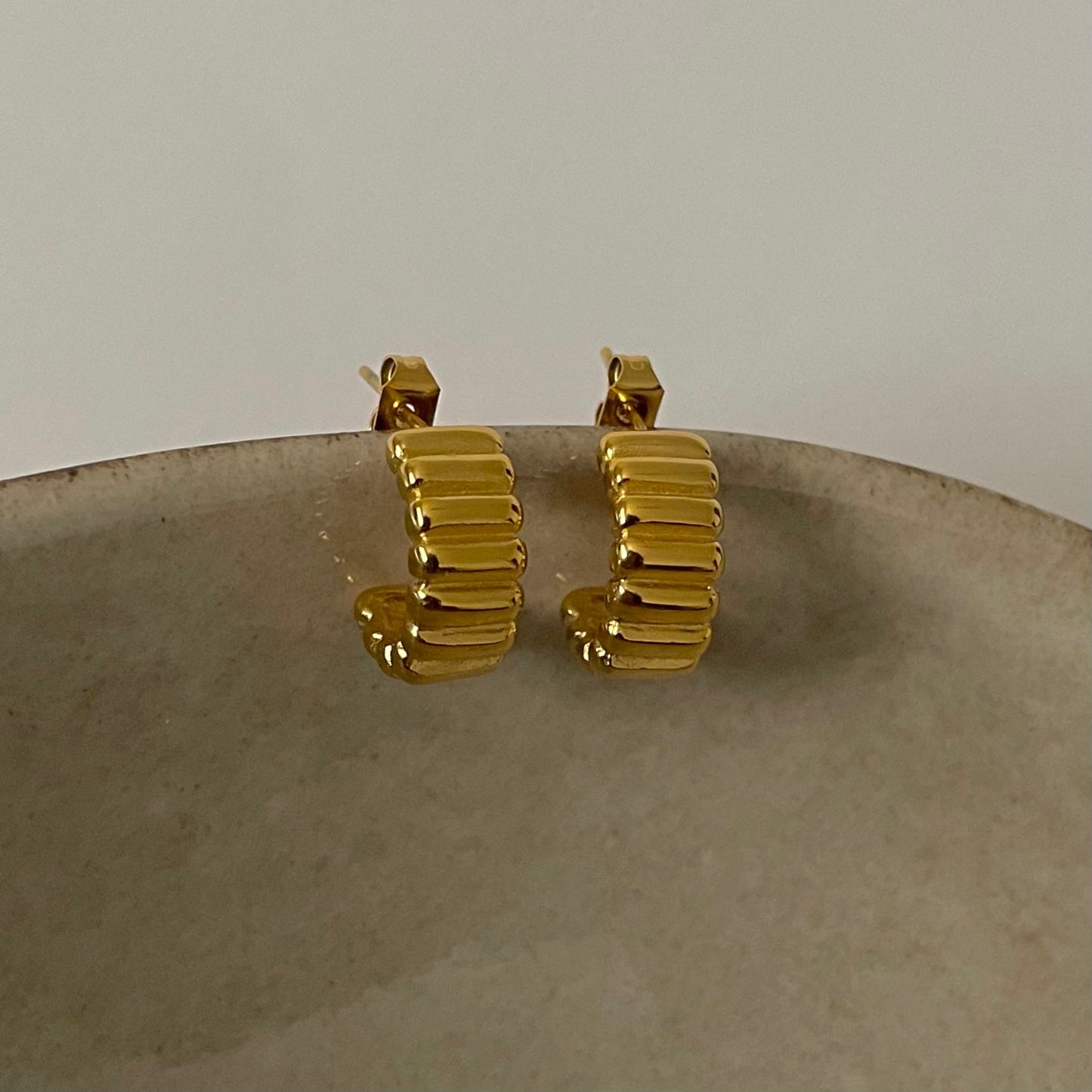 Mini Emma Ribbed Earrings- Gold - RoshelLuxe.com