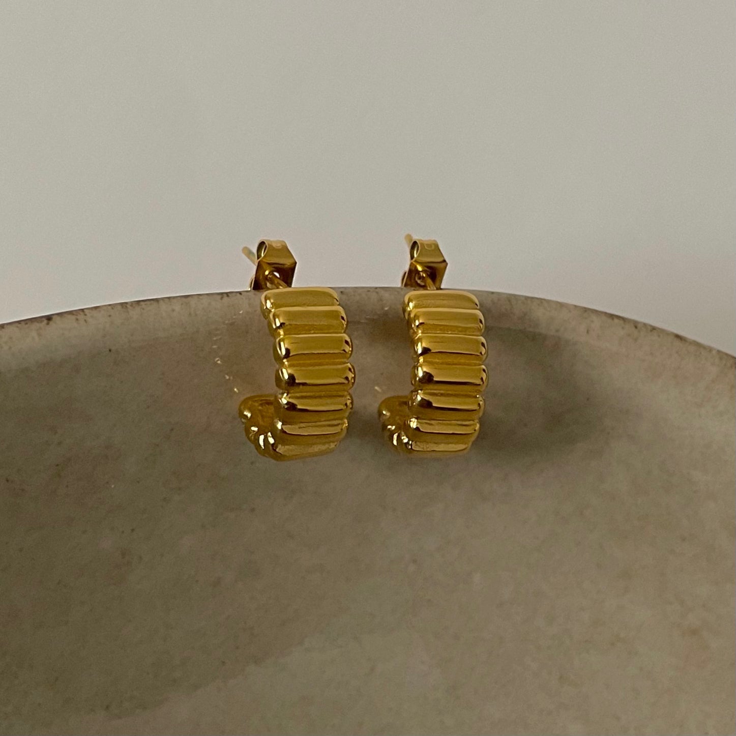 Mini Emma Ribbed Earrings- Gold - RoshelLuxe.com